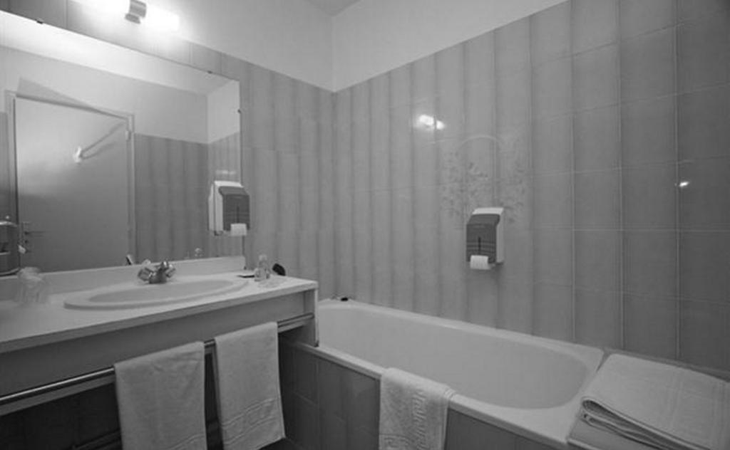Hotel-Restaurant De L'Abbaye Plancoet Room photo