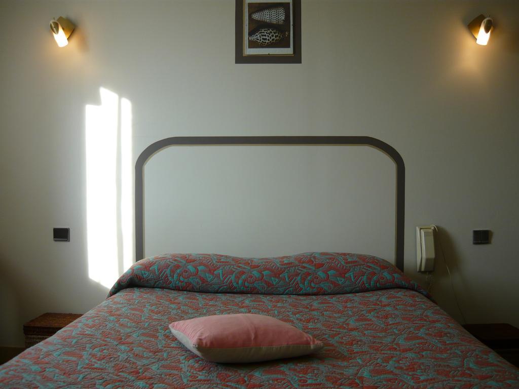 Hotel-Restaurant De L'Abbaye Plancoet Room photo